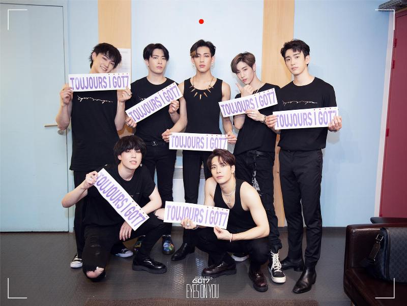 Blackpink fans français concert Paris enthousiasme foule applaudit drapeaux